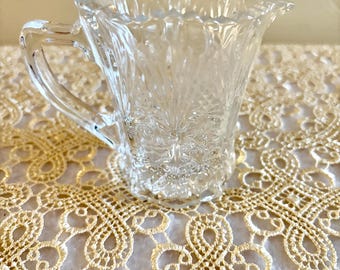 Jarra de crema de cristal tallado de estilo vintage con borde festoneado dentado y diseño de cristal tallado.