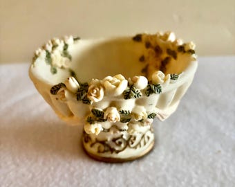 Definiere 1993 Florale Sockelschale. Handbemalte Keramikrosen. Cottagecore/ Shabby Chic Dekor.