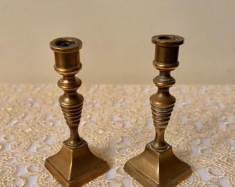 Candelabros pequeños de latón. Juego de dos unidades.