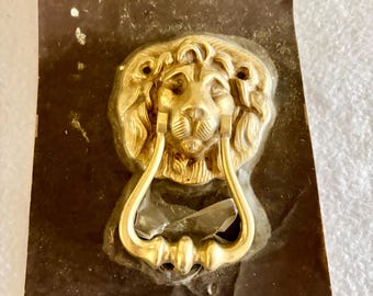Aldaba de puerta con cabeza de león de latón macizo.