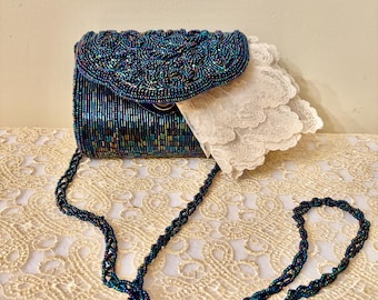 Bolso de mano de noche con cuentas y correa de hombro oculta. Preciosas cuentas iridiscentes azules y verdes.