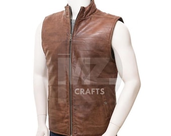 Puede incluir: Chaleco de cuero marrón con cuello alto y cremallera completa. El chaleco tiene un diseño acolchado y dos pequeños bolsillos. El texto "MZ CRAFTS" es visible en la parte delantera.