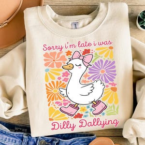Przepraszam za spóźnienie. Byłem Dilly Dallying Goose Png, Zabawna koszulka Coquette Mama Goose, Sarkastyczny Retro Png, Boho Floral, Groovy, Preppy Girly Png