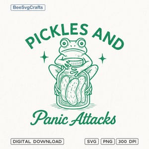 Könnte beinhalten: Grüne Illustration einer Froschfigur, die ein Glas mit Essiggurken hält. Der Text lautet "Pickles and Panic Attacks". Das Bild enthält auch den Text "DIGITAL DOWNLOAD", "SVG", "PNG" und "300 DPI".