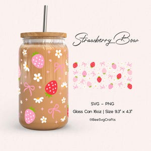 Puede incluir: Una lata de vidrio con una pajita y una tapa, con un patrón de fresas, lazos y margaritas. La lata tiene una capacidad de 16 onzas y mide 9,3 pulgadas por 4,3 pulgadas. El texto "Strawberry Bow" está escrito encima de la lata. El texto "SVG - PNG" está escrito debajo de la lata. El texto "Glass Can 16oz | Size 9.3" x 4.3" está escrito debajo de la lata. El texto "@BeeSvgCrafts" está escrito debajo de la lata.