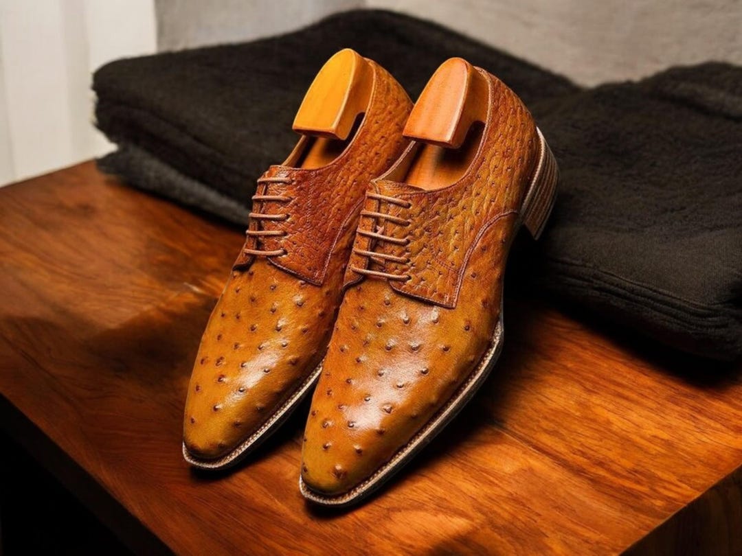 Scarpe stringate in pelle di struzzo marrone chiaro fatte a