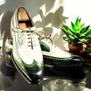 Handmade Two Tone Leather Wingtip Shoes: Men&#39;s Formal Fashion