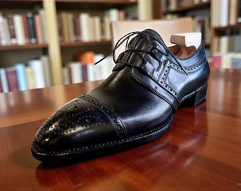 Zapatos brogue de cuero negro hechos a mano con puntera: moda masculina
