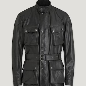 Puede incluir: Chaqueta de cuero negro con cuello alzado, múltiples bolsillos delanteros y cinturón en la cintura. La chaqueta presenta cierre frontal con botones y detalles en los hombros. Una prenda de abrigo clásica y robusta.