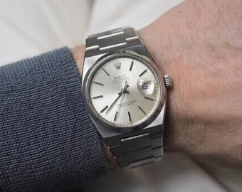 Orologio vintage Rolex Oysterquartz Datejust con quadrante argentato a raggiera, bracciale integrato in acciaio inossidabile, anni '80, orologio di lusso svizzero da collezione.
