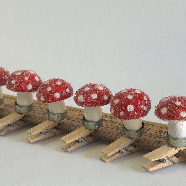 6 ornements de champignons à clip faits main - champignons en coton filé d'inspiration vintage - chapeaux tachetés rouges, paillettes de verre