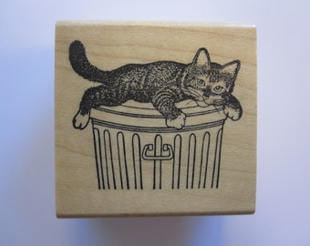 rubber stamp - cat on a trash can - junkyard cat - garbage can cat - Delafield Stamp Company E448 - PE98 D21