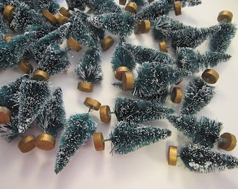 10 sapins miniatures - 2,5 pouces - vert, floqué, sisal