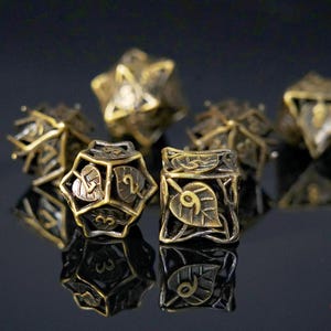 New metal hollowed-out leaf dice, Cthulhu Run multi-faceted number dice, Dungeons & Dragons board game role-playing, 7 hollow metal RPG dice