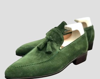 Zapatos mocasines de gamuza verde hechos a mano para hombre, zapatos sin cordones con borlas para hombre