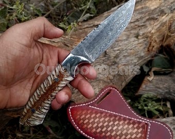 Ranch Cowboymesser aus Damaststahl mit weiß schimmerndem Kiefernzapfengriff und Scheide aus Westernleder