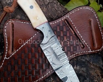 Handgefertigtes Cowboy Damaststahl Jagdmesser mit Griff aus Kamelknochen und Western-Style Pfannkuchenscheide aus Leder