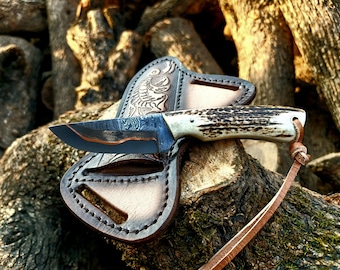 Coltello da cowboy per veterani in acciaio Damasco color rame con fodero in pelle per trasporto orizzontale, il miglior coltello in corno, regalo perfetto per cowboy e cowgirl.