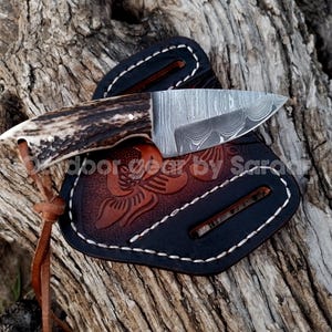 Cowboy Skinnermesser aus Damast-Stahl: Griff aus Hirschhorn, Lederscheide mit Kreuzzug