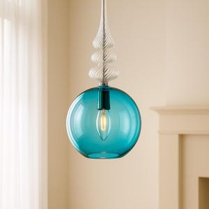 Lampe à suspension en verre turquoise soufflé à la main, plafonnier côtier moderne, luminaire globe sculptural, dimension, matériel et finition du cordon personnalisés