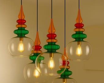 Mundgeblasenes Glas Kronleuchter: Boho Pendelleuchte mit bunten gestapelten Hälsen