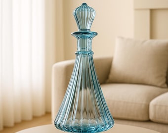 Handgeblazen blauwe glazen karaf: vintage fles met gecanneleerde stop