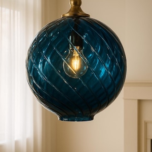 Handblåst, turkos glaskula, pendellampa: Mässingsdetaljer, spiraldesign