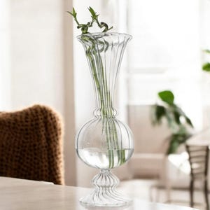 Jarrón alto de pedestal de vidrio transparente: jarrón de vidrio artístico acanalado soplado a mano para decoración moderna del hogar, centros de mesa o arreglos florales minimalistas para bodas.