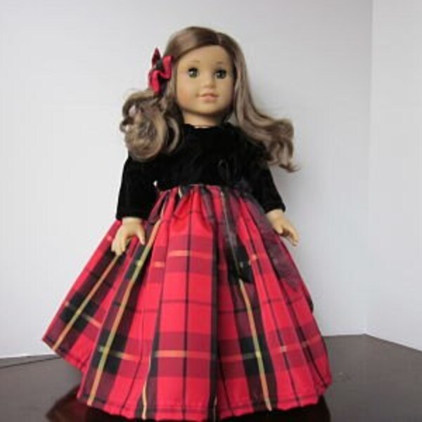Your American Girl doll will be ready for the holiday season in this traditional tafetta and velvet dress