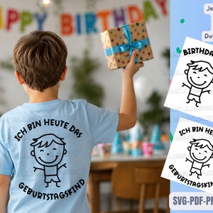 Könnte beinhalten: Ein hellblaues T-Shirt mit einer schwarzen Strichzeichnung eines lächelnden Kindes und dem deutschen Text "ICH BIN HEUTE DAS GEBURTSTAGSKIND" auf der Rückseite. Das Design ist rechts zusätzlich als schwarz-weiße Grafik dargestellt.