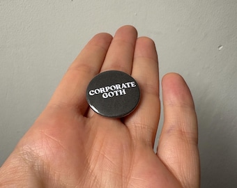 Gótico corporativo: insignia con botón y pin en la parte posterior.