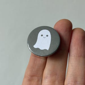 Cute ghost: pin back button badge.