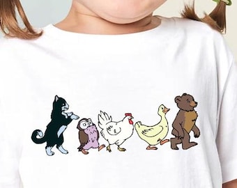 Könnte beinhalten: Weißes T-Shirt mit einem Cartoon-Tiermotiv. Das Design umfasst eine schwarz-weiße Katze, eine Eule, ein Huhn, eine Ente und einen braunen Bären. Die Grafik ist auf die Brust gedruckt.