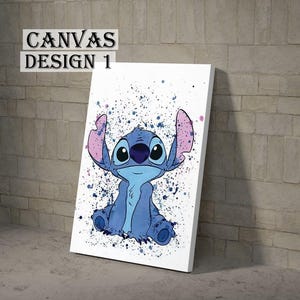 K&ouml;nnte beinhalten: Leinwandbild mit einer blauen Cartoonfigur mit gro&szlig;en Ohren und Augen, vor einem wei&szlig;en Hintergrund mit blauen und violetten Farbspritzern. Der Text "CANVAS DESIGN 1" befindet sich oben.