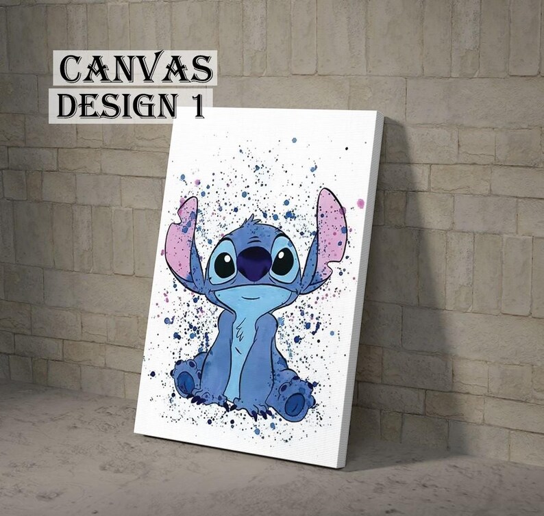 K&ouml;nnte beinhalten: Leinwandbild mit einer blauen Cartoonfigur mit gro&szlig;en Ohren und Augen, vor einem wei&szlig;en Hintergrund mit blauen und violetten Farbspritzern. Der Text "CANVAS DESIGN 1" befindet sich oben.
