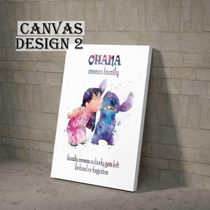 K&ouml;nnte beinhalten: Ein wei&szlig;er Leinwanddruck mit einer Aquarellillustration eines M&auml;dchens, das eine blaue, au&szlig;erirdisch aussehende Kreatur k&uuml;sst. Der Text "OHANA means family" und "family means nobody gets left behind or forgotten" sind ebenfalls vorhanden. Der Text "CANVAS DESIGN 2" befindet sich oben links.