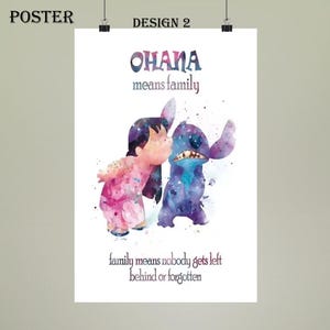 K&ouml;nnte beinhalten: Poster mit einem Aquarelldesign mit den Charakteren Lilo und Stitch. Das Poster tr&auml;gt die Worte "OHANA means family" und "family means nobody gets left behind or forgotten". Das Kunstwerk ist in Rosa-, Lila- und Blaut&ouml;nen gehalten.