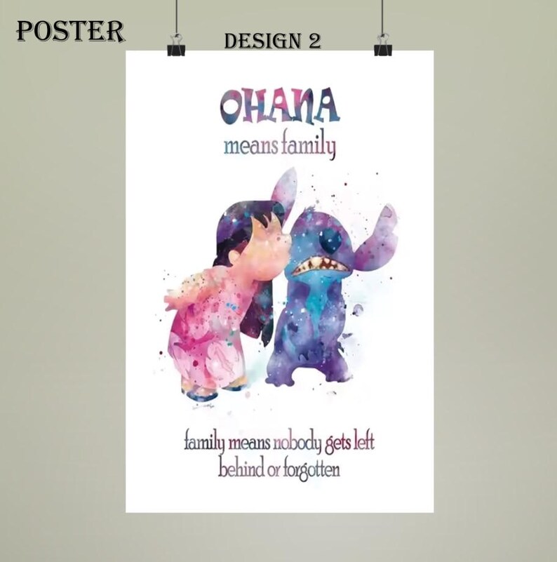 K&ouml;nnte beinhalten: Poster mit einem Aquarelldesign mit den Charakteren Lilo und Stitch. Das Poster tr&auml;gt die Worte "OHANA means family" und "family means nobody gets left behind or forgotten". Das Kunstwerk ist in Rosa-, Lila- und Blaut&ouml;nen gehalten.