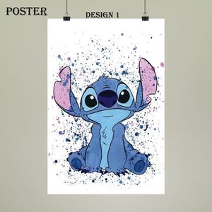 K&ouml;nnte beinhalten: Poster mit einer Aquarellillustration von Stitch aus Lilo & Stitch. Das blaue Alien wird mit gro&szlig;en Augen und Ohren dargestellt, vor einem wei&szlig;en Hintergrund mit blauen und rosa Farbspritzern. Der Text oben lautet "POSTER" und "DESIGN 1."