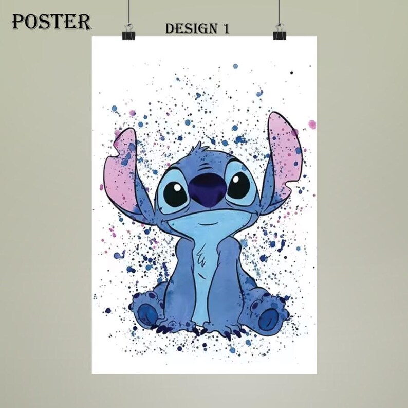 K&ouml;nnte beinhalten: Poster mit einer Aquarellillustration von Stitch aus Lilo & Stitch. Das blaue Alien wird mit gro&szlig;en Augen und Ohren dargestellt, vor einem wei&szlig;en Hintergrund mit blauen und rosa Farbspritzern. Der Text oben lautet "POSTER" und "DESIGN 1."