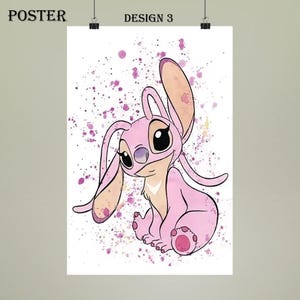 K&ouml;nnte beinhalten: Ein Poster mit einer rosa Cartoonfigur mit dem Text "POSTER" und "DESIGN 3". Die Figur hat gro&szlig;e schwarze Augen und lange Ohren. Der Hintergrund hat rosa und violette Aquarellspritzer.