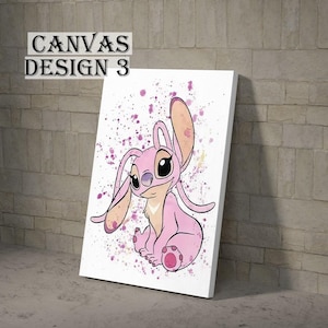 K&ouml;nnte beinhalten: Leinwanddruck mit einer rosa Cartoonfigur mit gro&szlig;en Augen und langen Ohren, vor einem wei&szlig;en Hintergrund mit rosa Farbspritzern. Die Leinwand tr&auml;gt den Titel "Canvas Design 3" in schwarzem Text.
