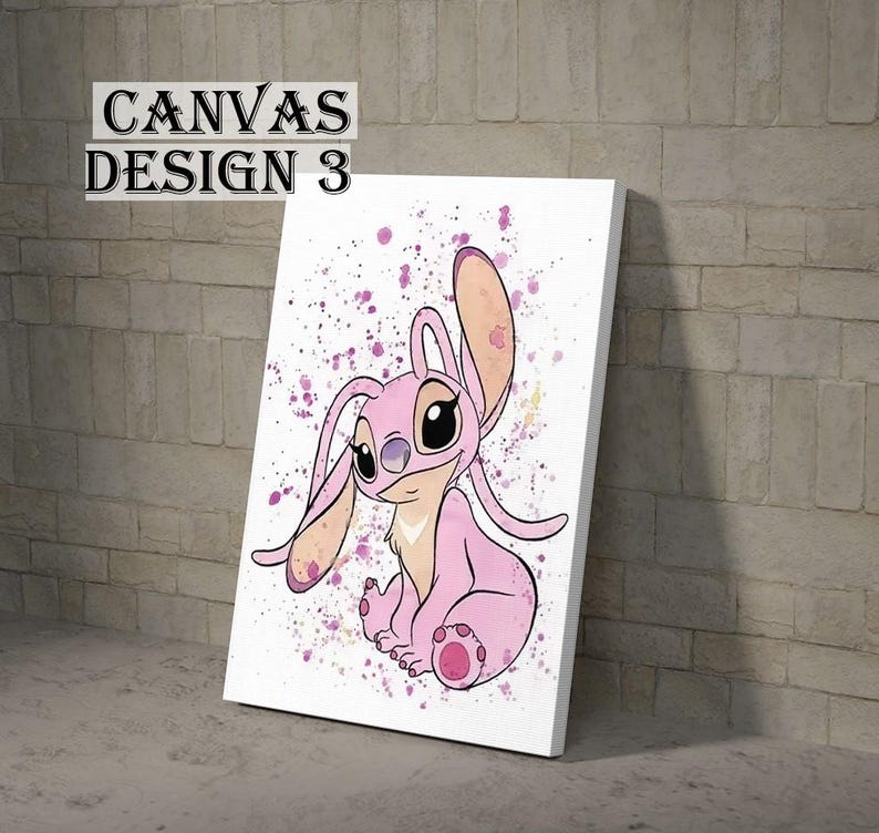 K&ouml;nnte beinhalten: Leinwanddruck mit einer rosa Cartoonfigur mit gro&szlig;en Augen und langen Ohren, vor einem wei&szlig;en Hintergrund mit rosa Farbspritzern. Die Leinwand tr&auml;gt den Titel "Canvas Design 3" in schwarzem Text.