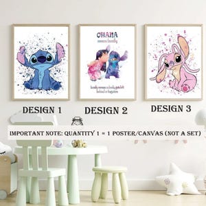 K&ouml;nnte beinhalten: Drei gerahmte Kunstdrucke mit Aquarellillustrationen von Stitch und Angel aus Lilo & Stitch. Design 1 zeigt Stitch, Design 2 zeigt Stitch und Angel und Design 3 zeigt Angel. Der Text "OHANA means family" ist enthalten.