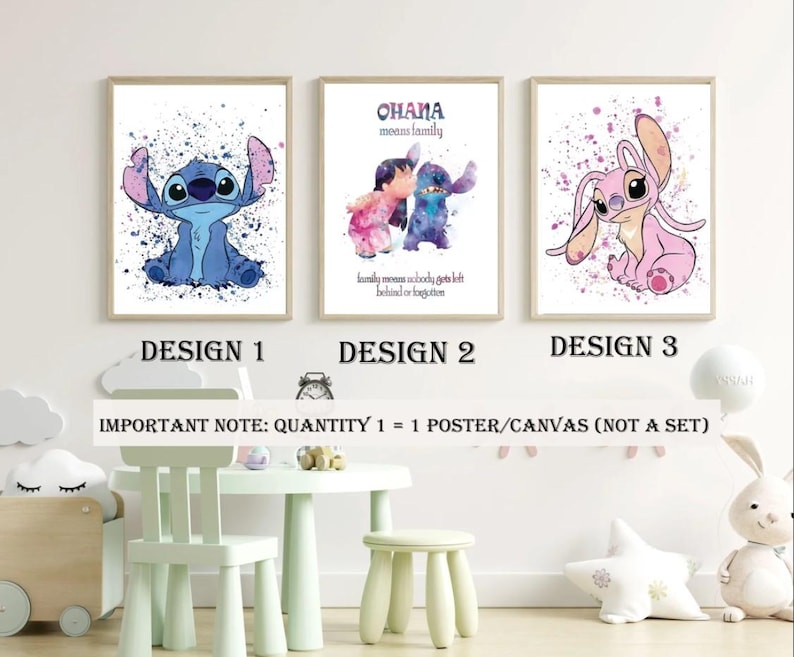 K&ouml;nnte beinhalten: Drei gerahmte Kunstdrucke mit Aquarellillustrationen von Stitch und Angel aus Lilo & Stitch. Design 1 zeigt Stitch, Design 2 zeigt Stitch und Angel und Design 3 zeigt Angel. Der Text "OHANA means family" ist enthalten.