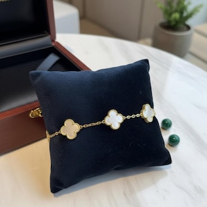 Pulsera vintage Van Cleef & Arpels de oro de 18k y nácar blanco, 5 motivos.