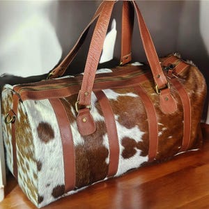 Handgefertigter Duffel Bag aus Rindsleder Große Haar-On Rindsleder Reise & Wochenendtasche - Premium Overnight Gym Bag - Einzigartiges Geburtstagsgeschenk für Frauen