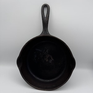 Puede incluir: Un letrero de madera rústica con el texto "Welcome to our home" en letras blancas. El letrero presenta un acabado envejecido y un diseño sencillo y acogedor, ideal para una entrada.