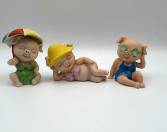 VTG Enesco jaren 80 retro zonnebadende strandbabe minivarkensbeeldjes set van 3 LEES