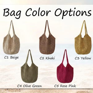 Pu&ograve; includere: L'immagine mostra cinque borse tote tessute in vari colori: beige, kaki, giallo, verde oliva e rosa. Ogni borsa ha un lungo manico. Il testo "Bag Color Options" &egrave; in alto.